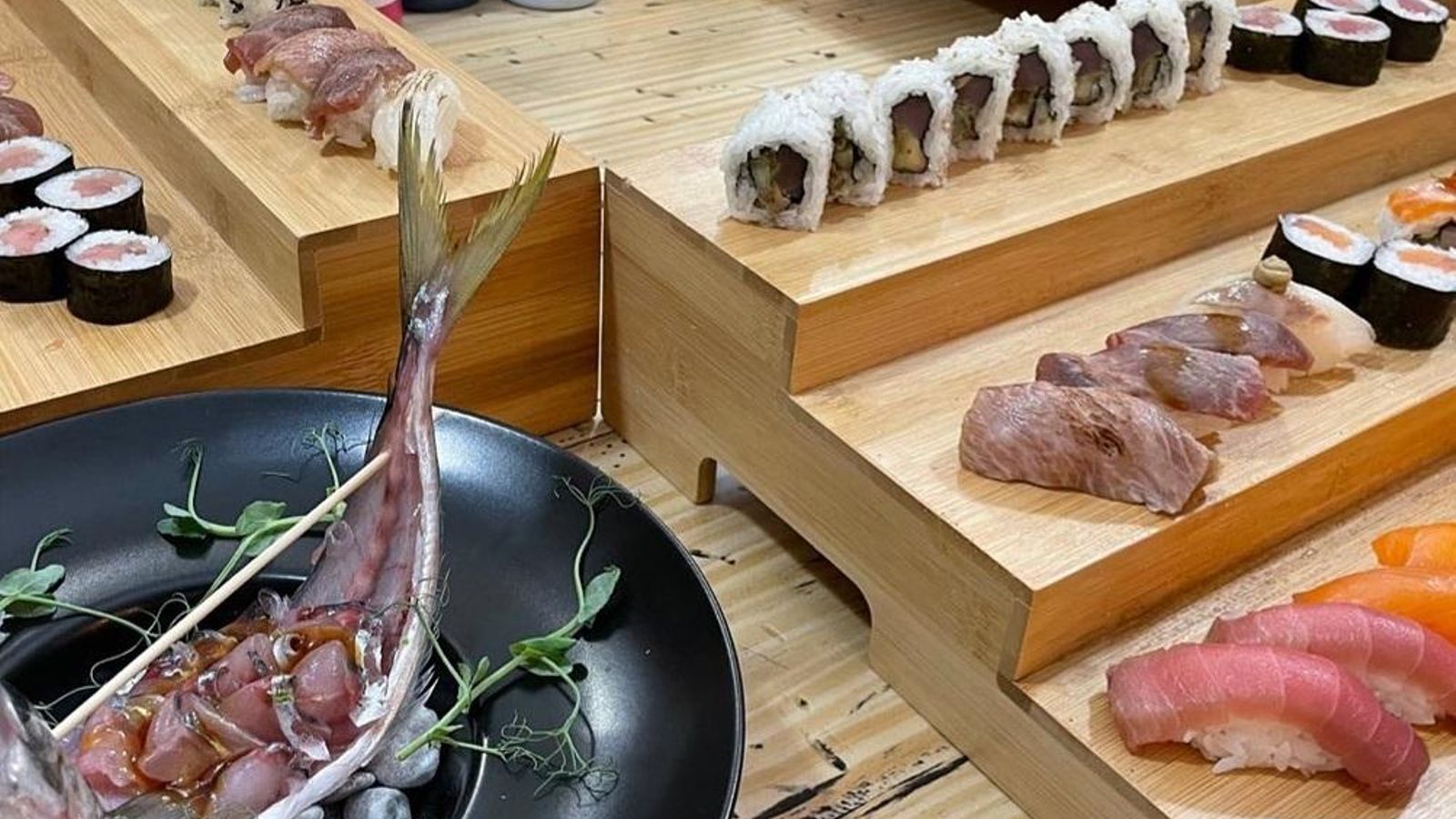 Selección de sushi y AOVES en el restaurante japonés Ukiyo en Jaén.