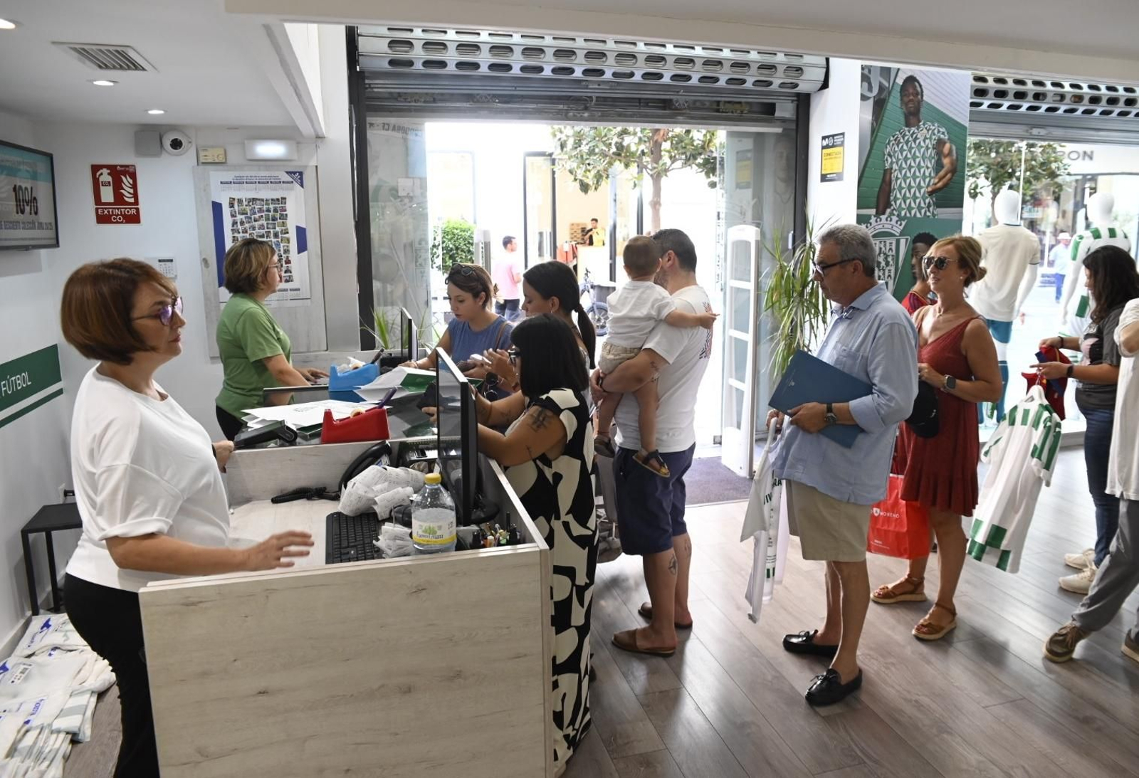Las mejores imágenes de la venta de las nuevas camisetas del Córdoba CF