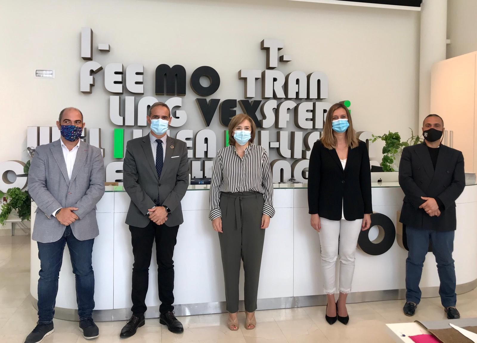 Sandra García junto a la alcaldesa de Ubrique y el subdelegado del Gobierno en la provincia.