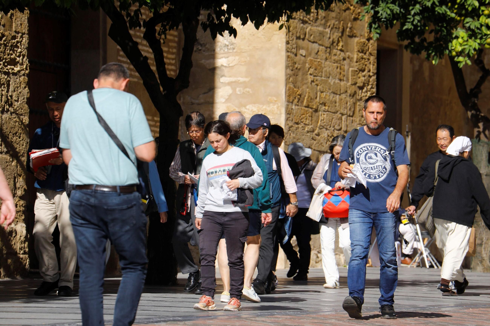 Las imágenes de Córdoba repleta de turistas en el Puente de los Santos