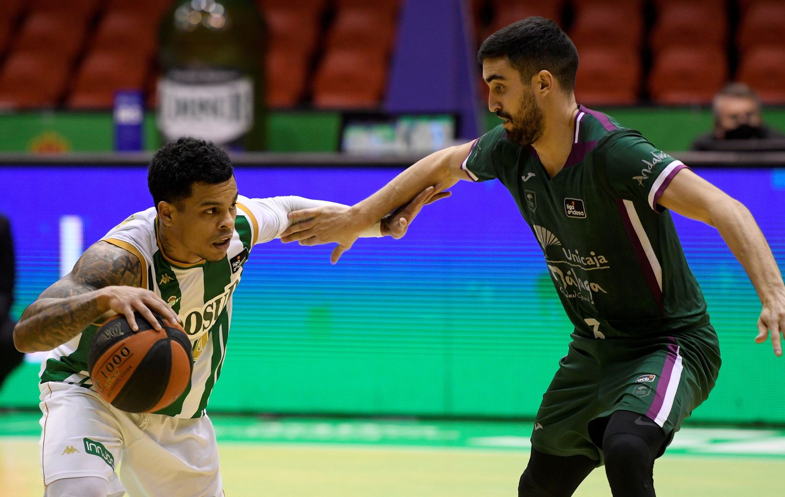 Campbell trata de buscar un hueco ante la defensa de Jaime Fernández.