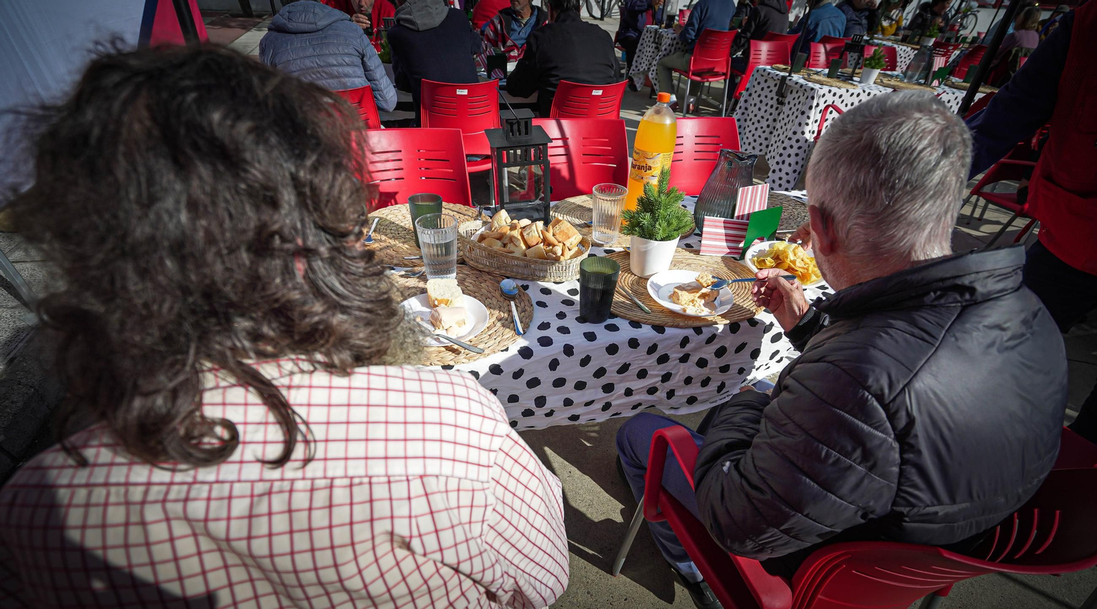 Imágenes del almuerzo navideño de Cruz Roja Jerez y Hacedores Cádiz para personas sin hogar