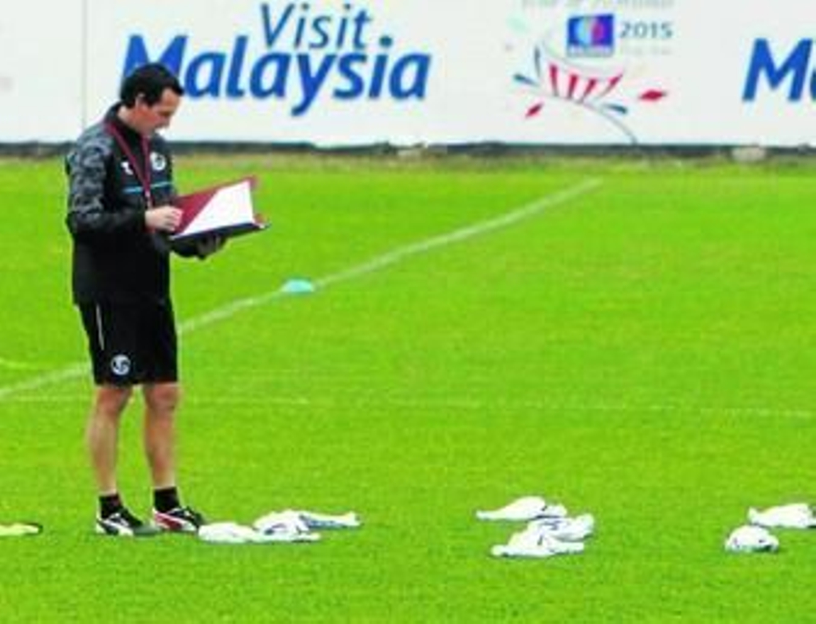 Emery revisa el planteamiento de su sesión con los petos esperando en el suelo.