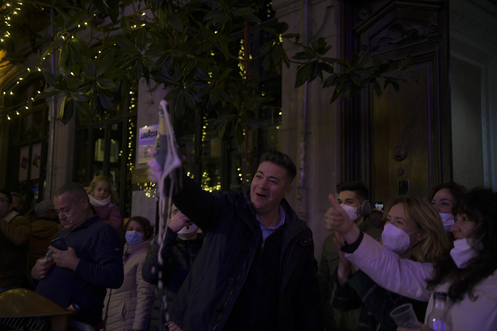 Así fue la Nochevieja 2021 en Granada, en imágenes: uvas en una Plaza del Carmen vallada y ambiente de fiesta en la calle