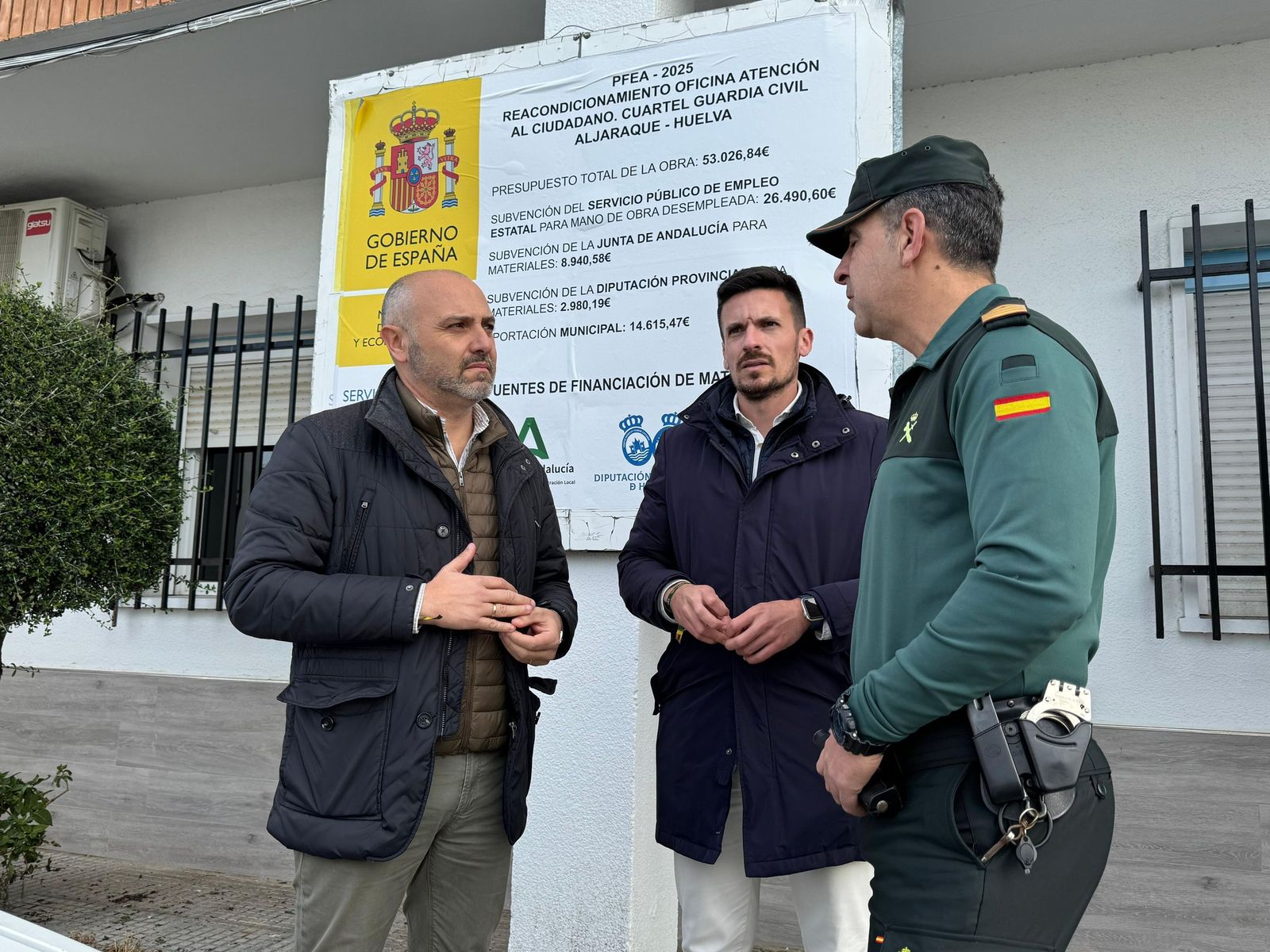 Samuel Murillo y Adrián Cano junto a un agente de la Guardia Civil durante su visita a la Casa Cuartel de Aljaraque.