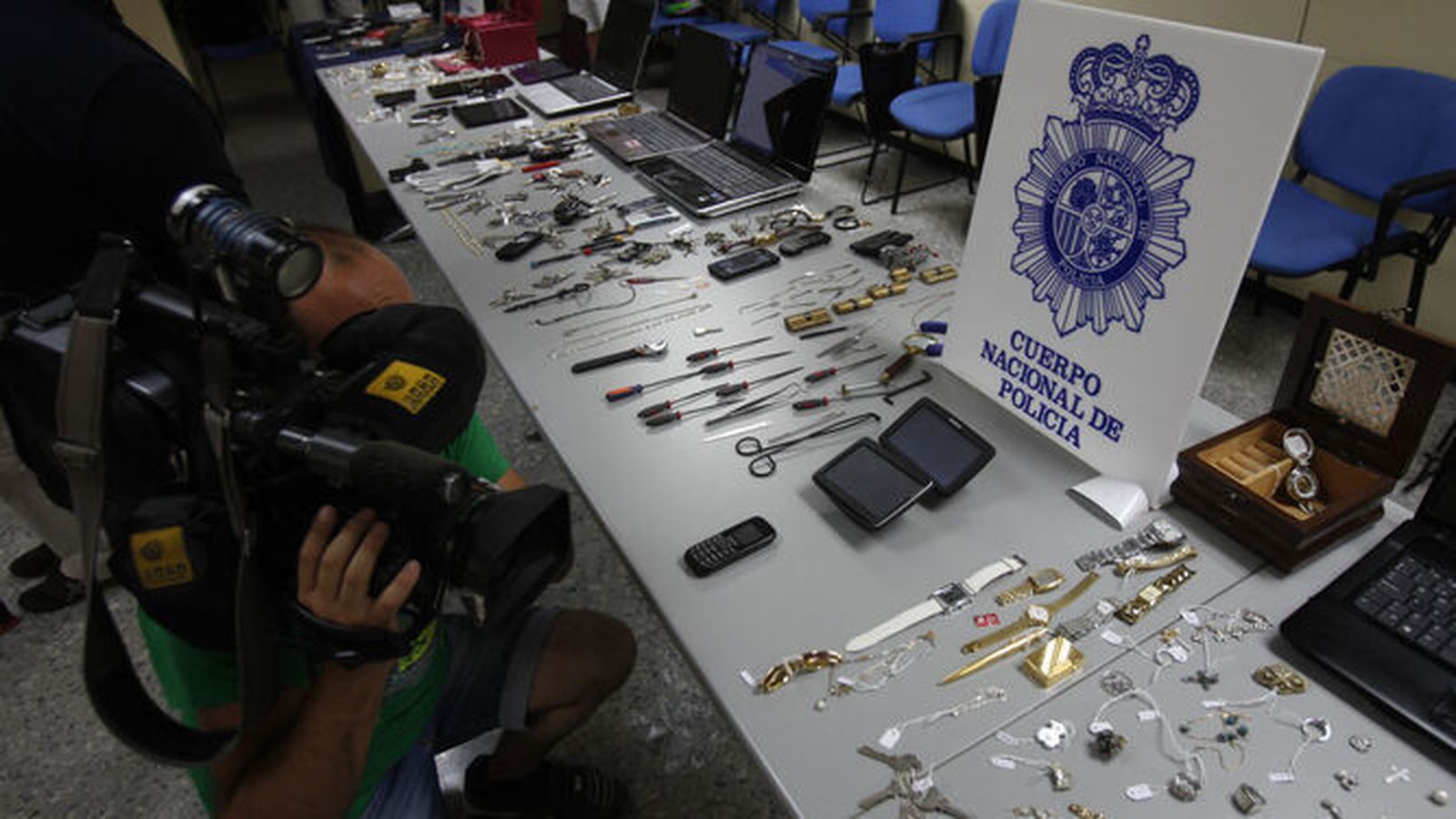 Exposición policial de los instrumentos y joyas incautados a los detenido en 2018