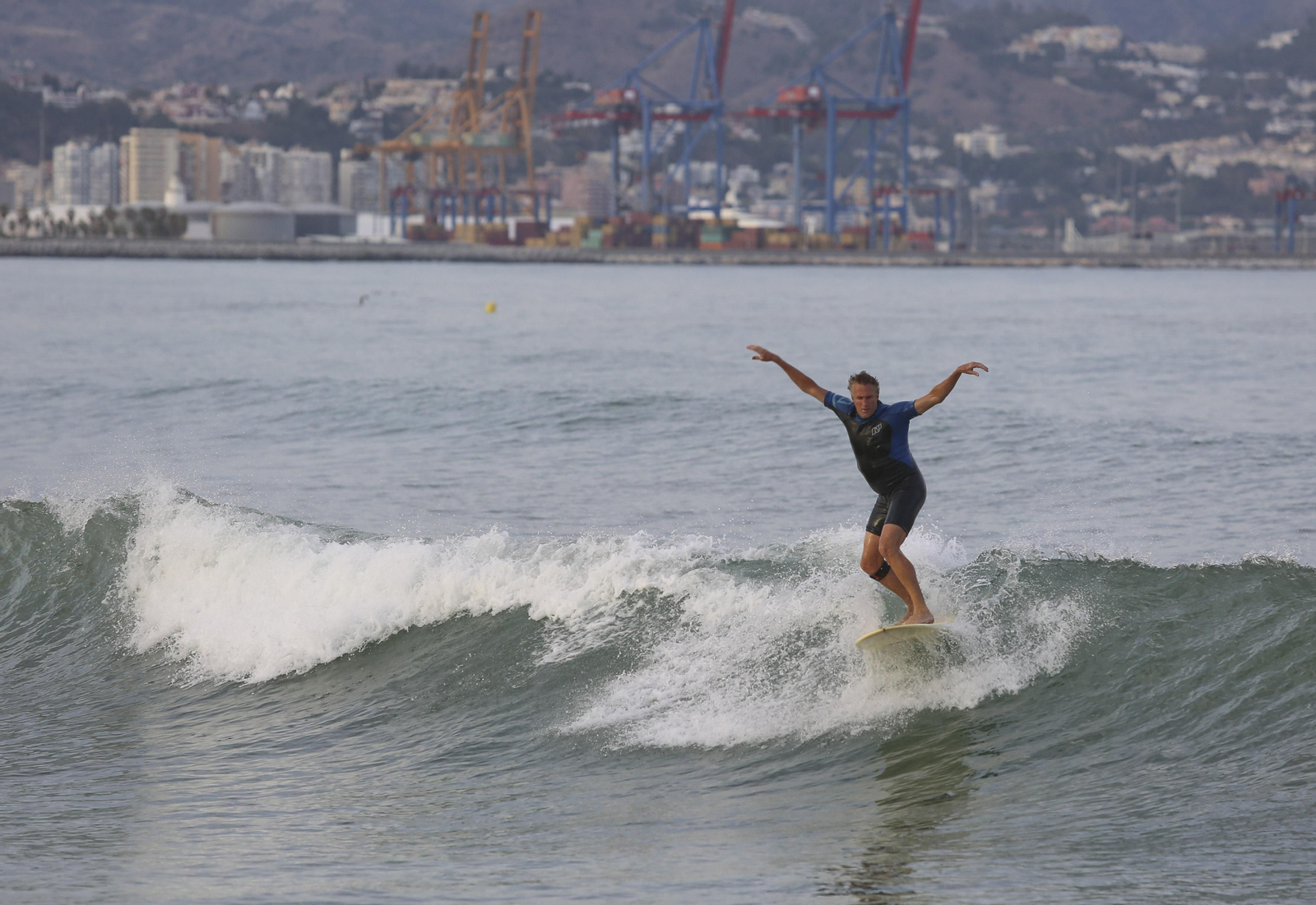 Solitaria noche de San Juan en las playas de Málaga, en fotos