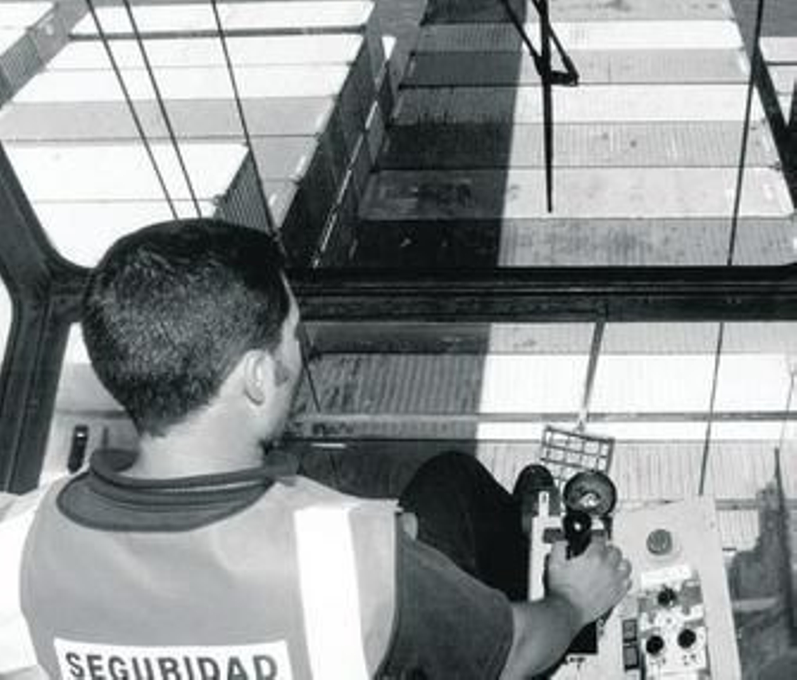 Un portuario durante su labor de estiba.