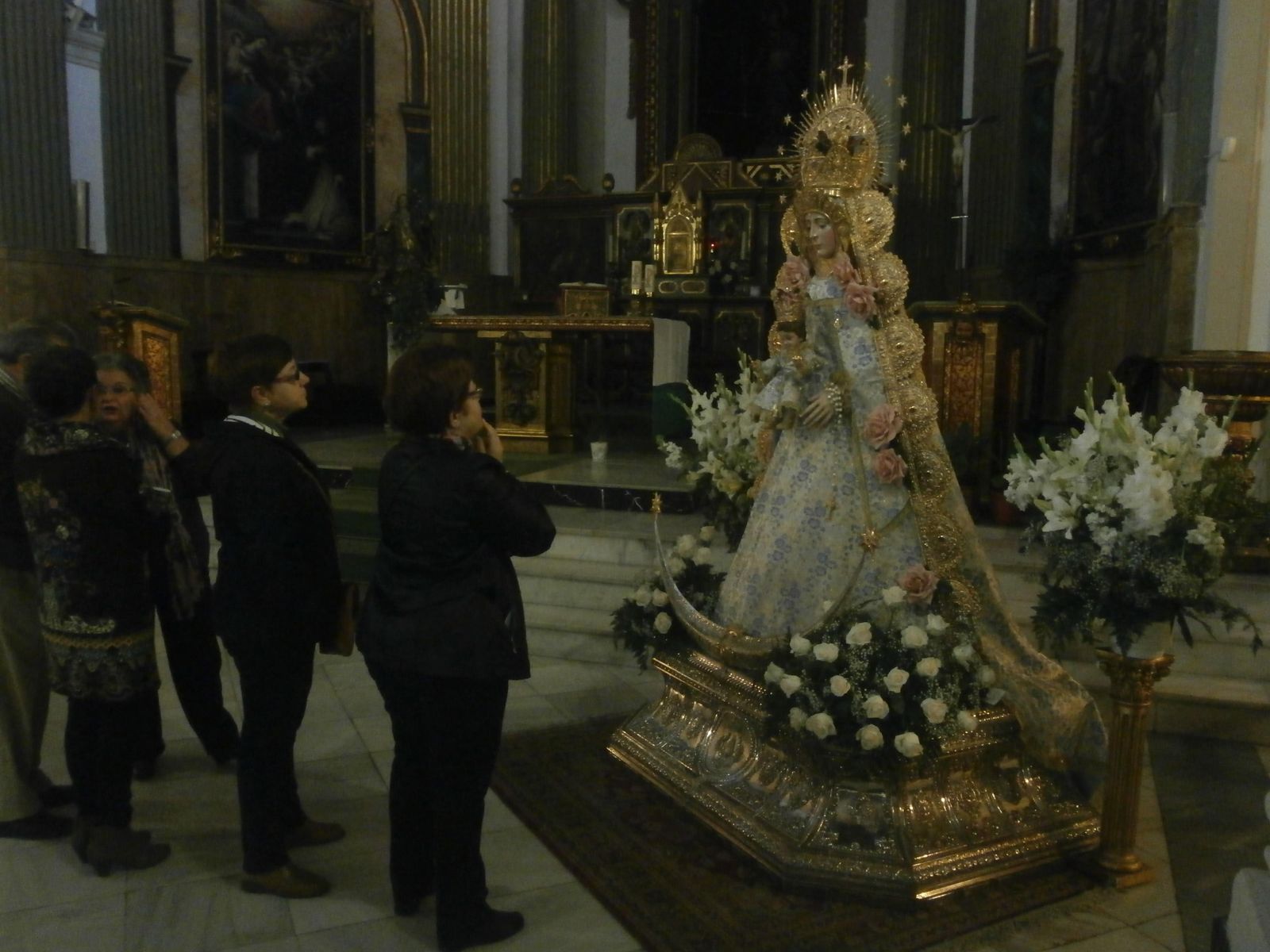 La Virgen del Rocío, réplica de la Patrona de Almonte, durante su Besamanos del pasado año.