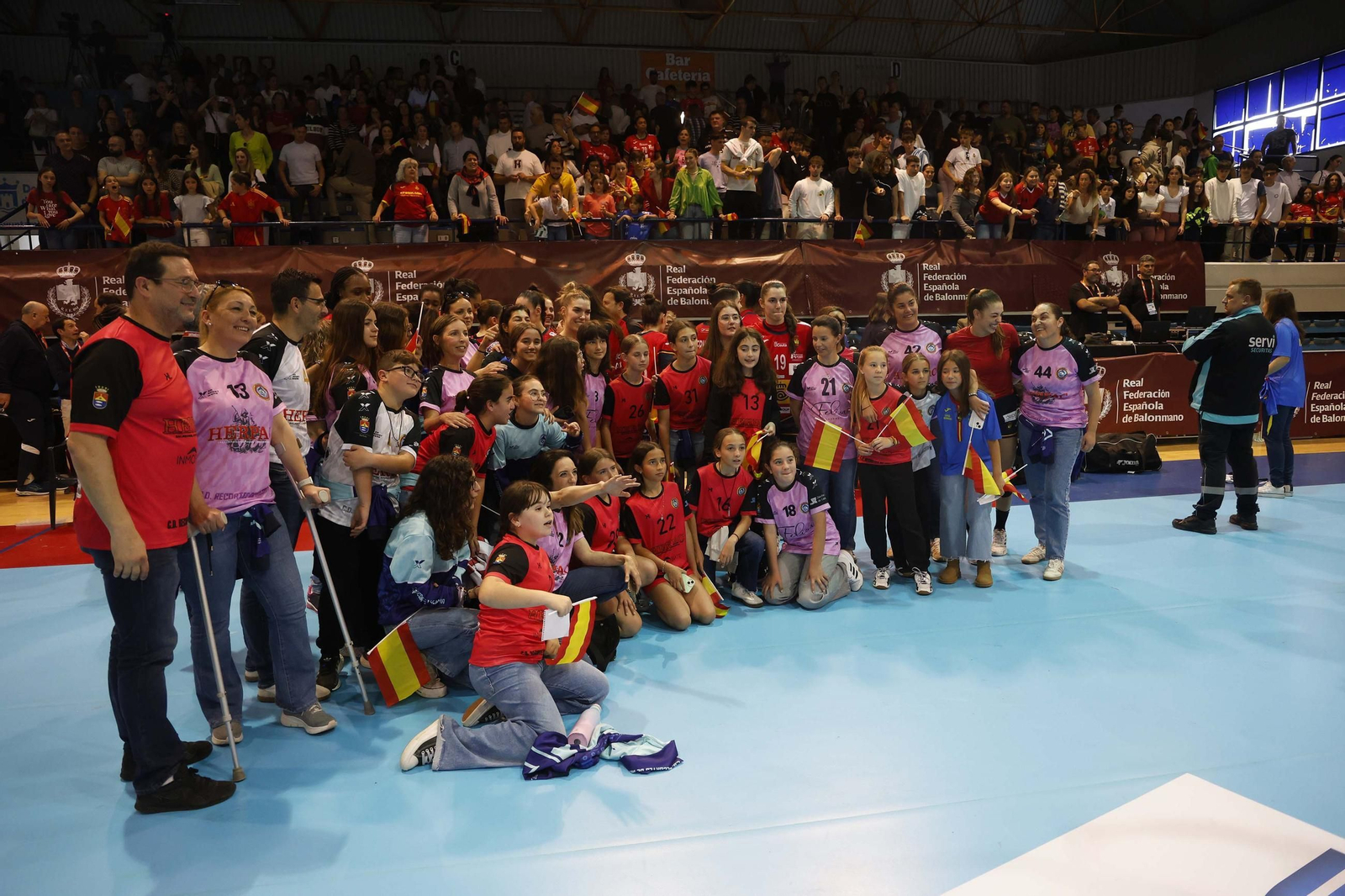 Búscate durante el España - Croacia de balonmano en Algeciras