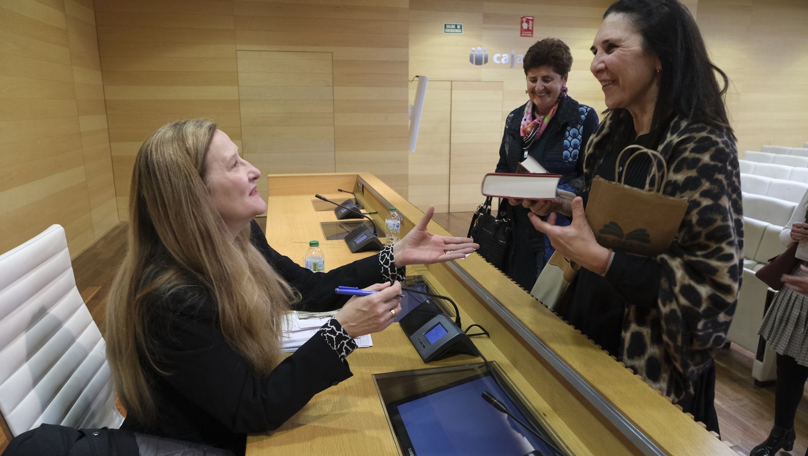 Imágenes del Diario de los Libros con la escritora ganadora del Premio Planeta 2022, Luz Gabás