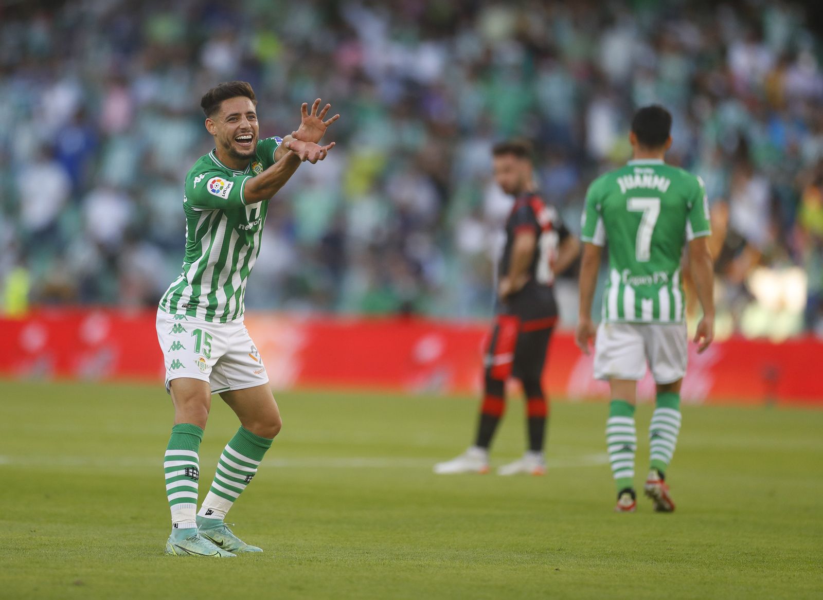 Álex Moreno celebra su gol, que abrió el marcador.