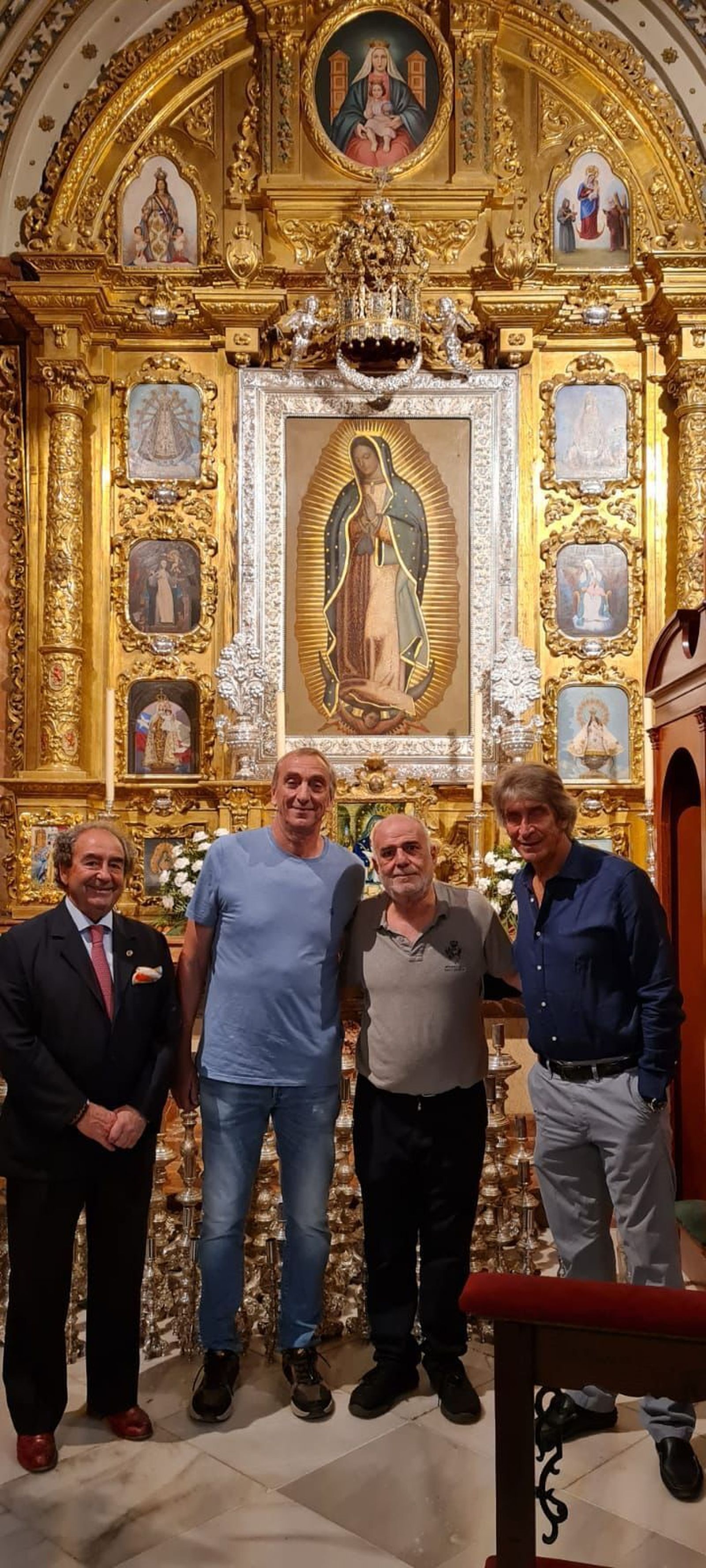 El hermano mayor de la Macarena con Rubén Cousillas y Manuel Pellegrini, en la capilla de Hispanoamérica.