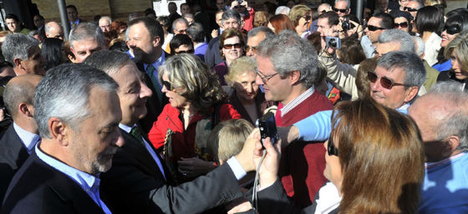 La gente saluda a los políticos en Sanlúcar la Mayor.

Foto: Juan Carlos Vazquez