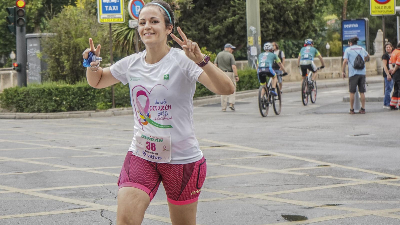Una mujer corriendo en la carrera contra el cáncer celebrada en Granada el año pasado