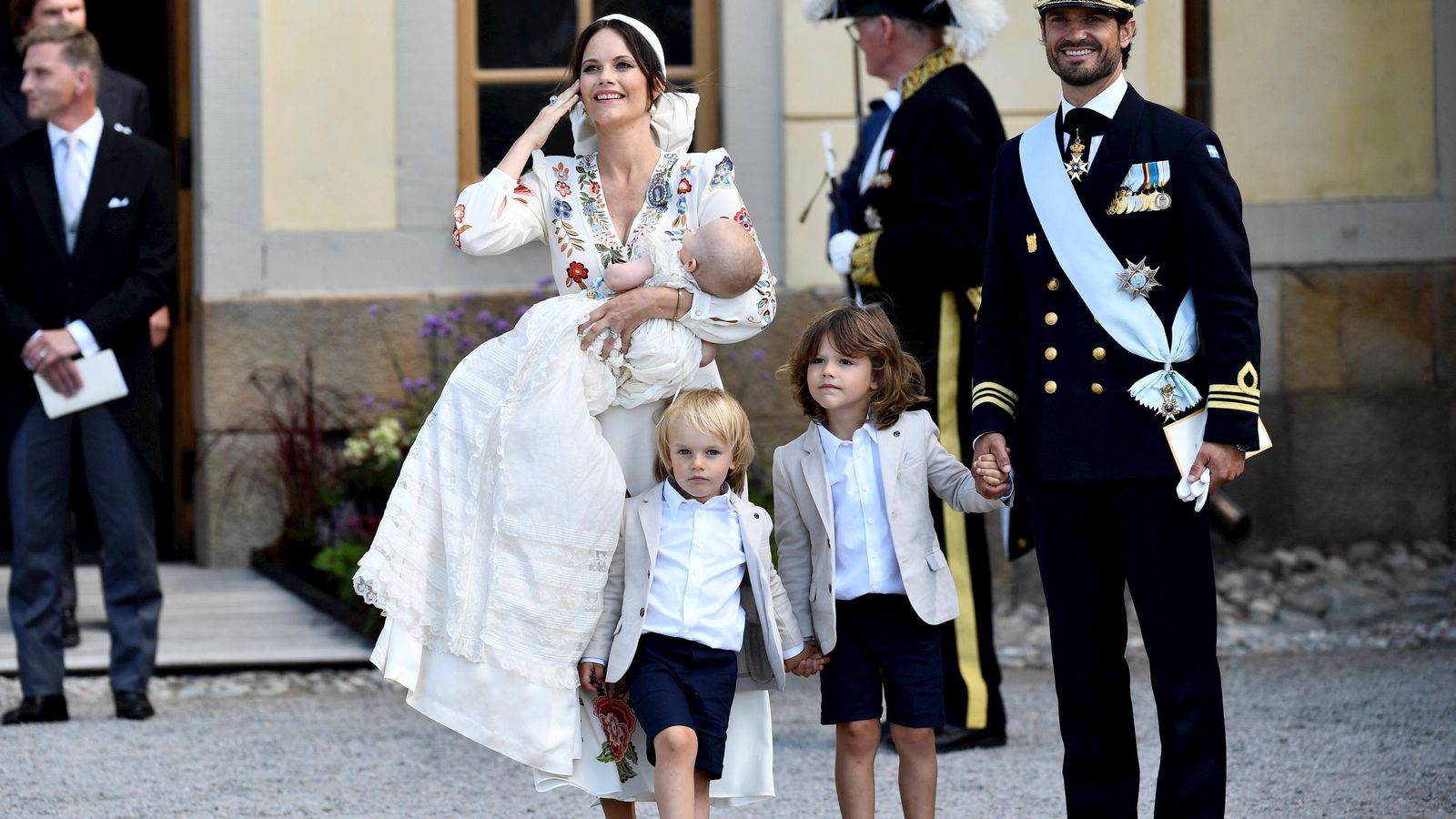 Carlos Felipe y Sofía, a las puertas del palacio, tras el bautizo de su hijo menor.
