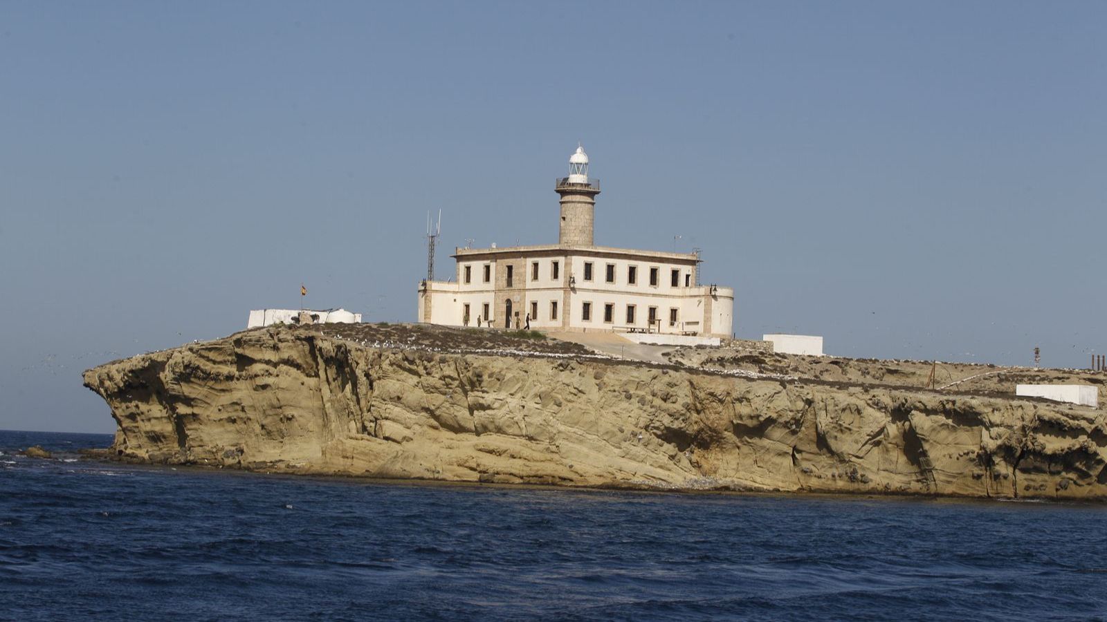 Vista desde el mar del faro de la isla de Alborán