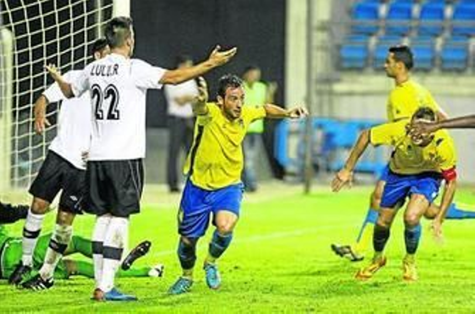 Adrián Gallardo celebra el gol que marcó con el Cádiz en el duelo copero contra el San Roque de Lepe.