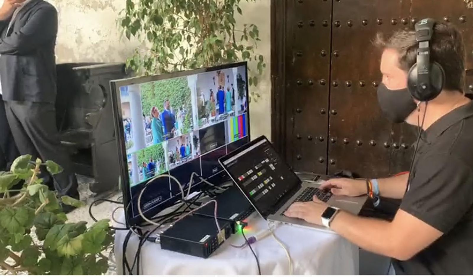 Un técnico realiza el directo de una boda en una hacienda sevillana.