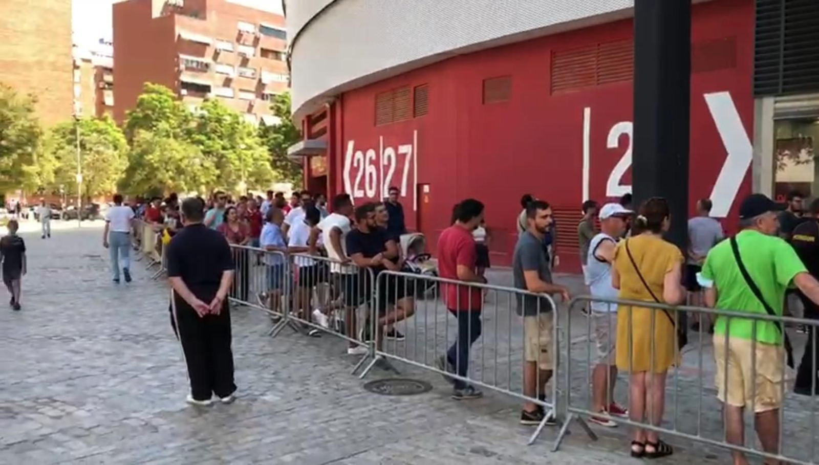 Colas en las taquillas del Ramón Sánchez-Pizjuán.