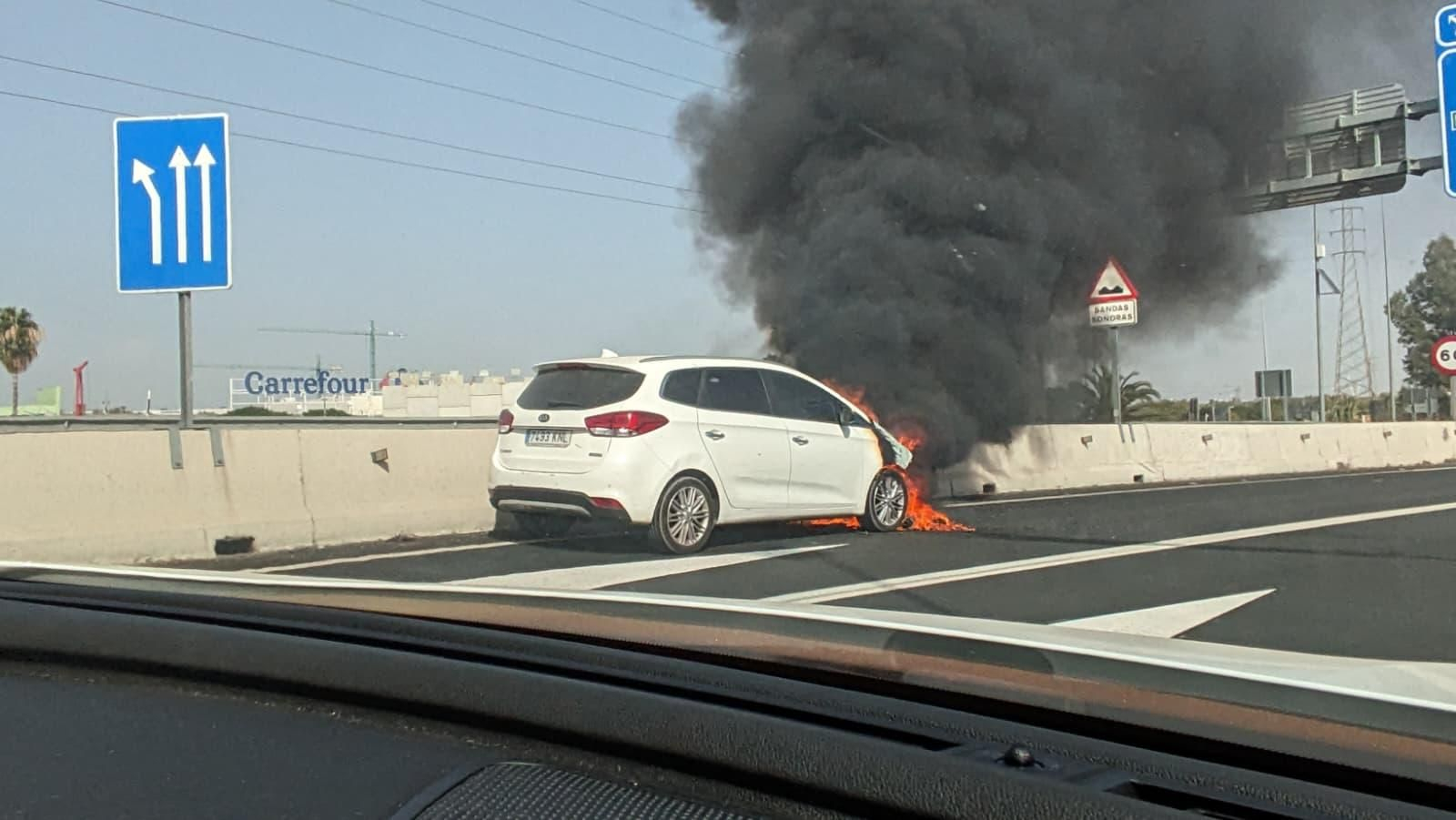 Un coche ardiendo en la A-49.
