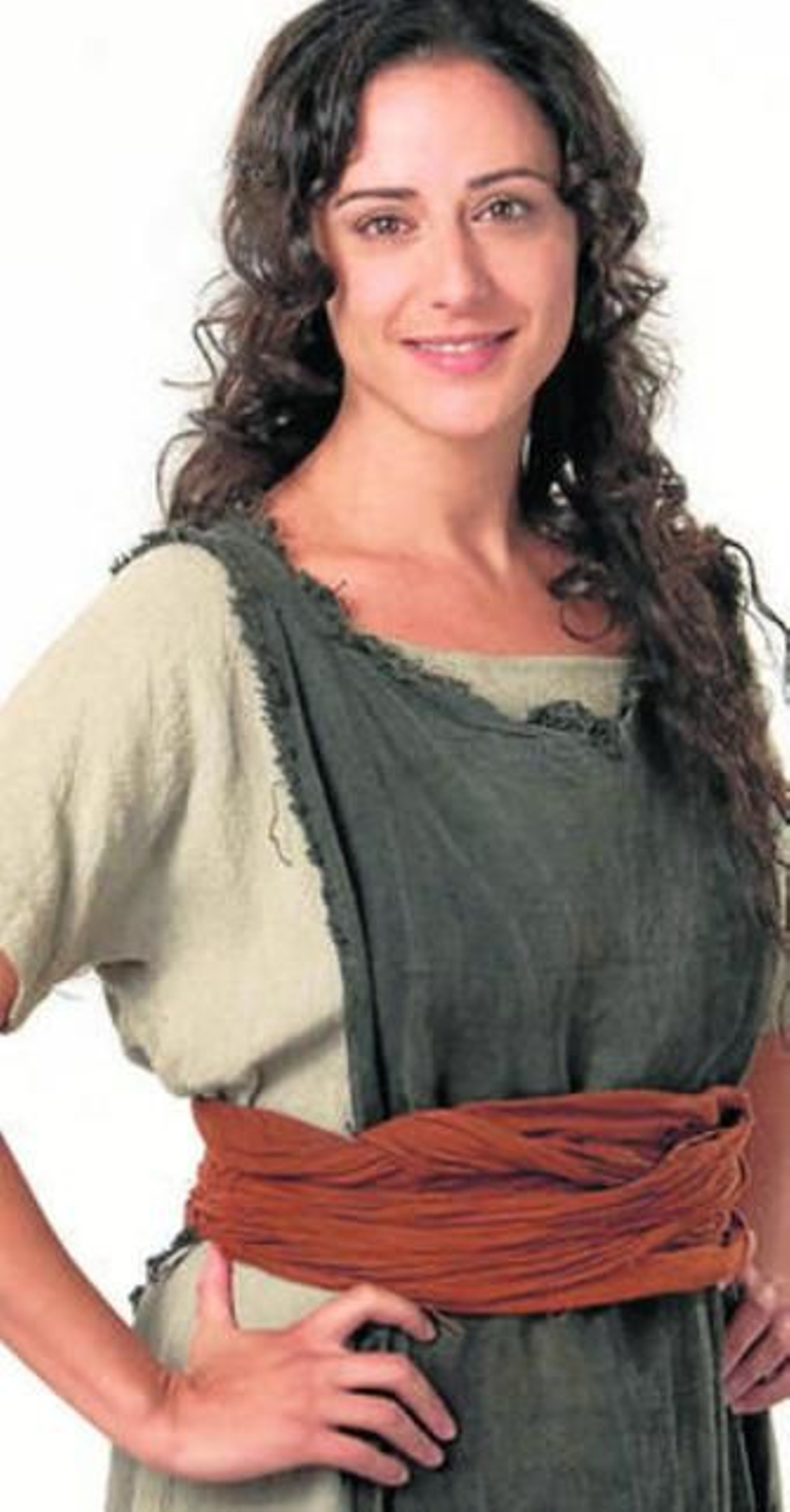 La joven actriz cordobesa Luz Valdenebro en su papel en la serie 'Hispania'. En el recuadro, como Sofía en 'Gran Hotel'.