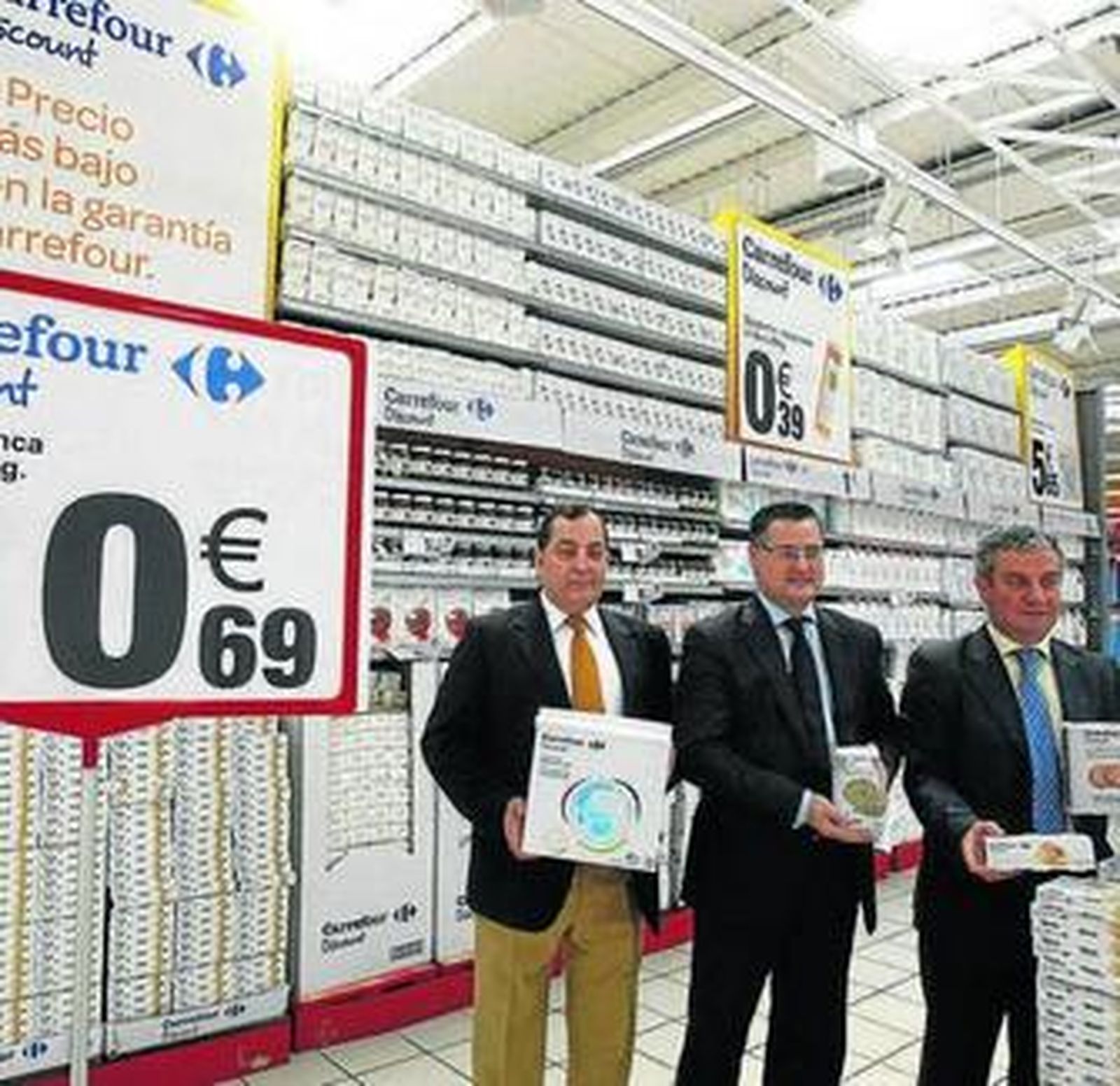 Los directores de Carrefour Sur, Bahía y El Paseo, ayer en el comercio.