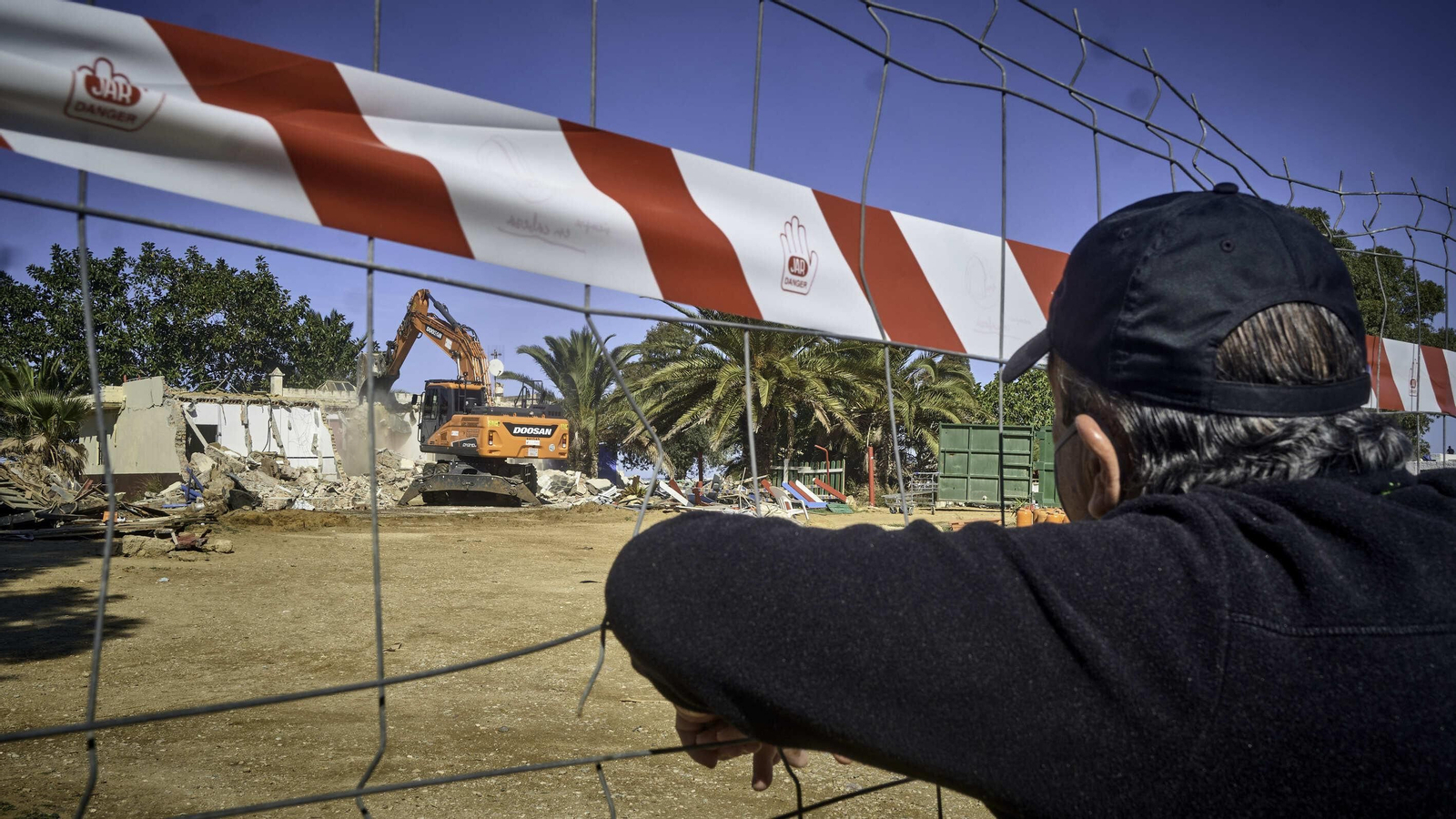 Derribos de las casetas de pescadores en la playa de La Casería