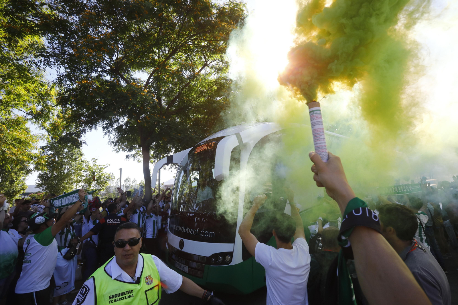 Las mejores fotos de la afición del Córdoba CF en la previa del partido ante el Barcelona Atlètic