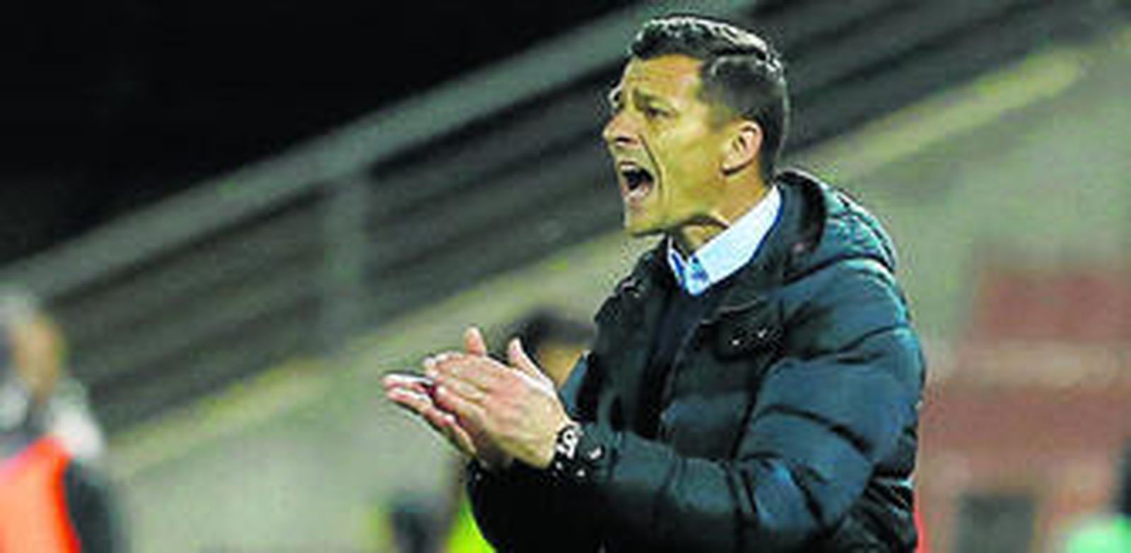 Galca aplaude a los suyos en un momento del encuentro de ayer.