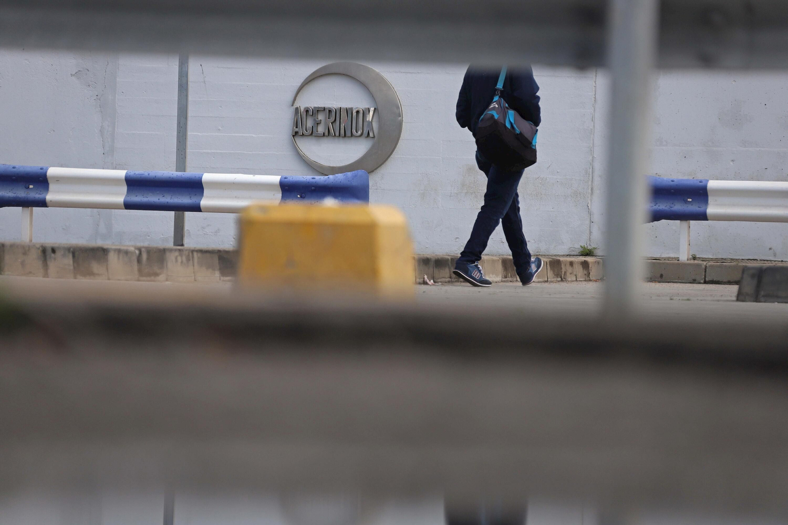 Un trabajador se dirige hacia la factoría de Acerinox.
