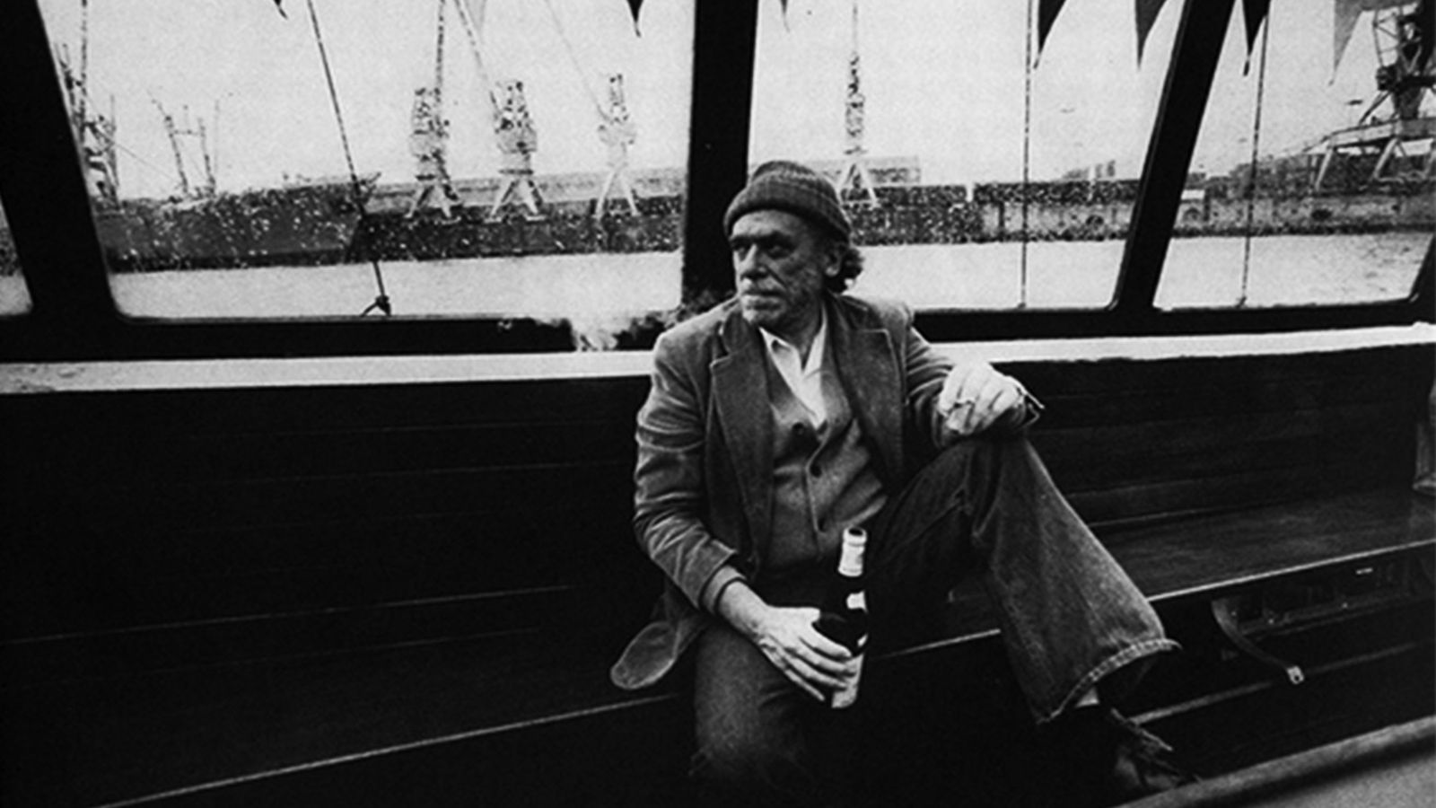 El autor estadounidense, maldito por antonomasia, durante un paseo en ferry.