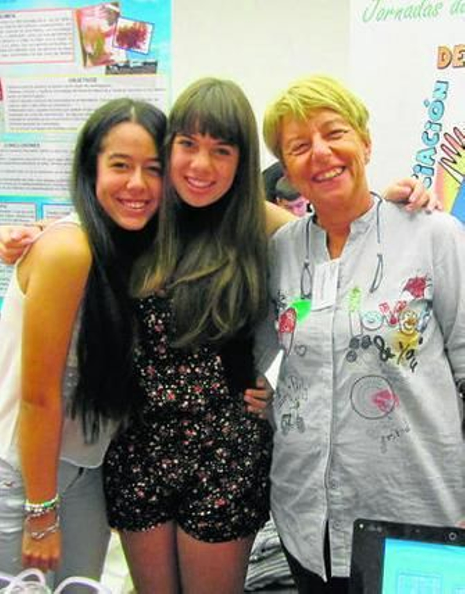 Dos de las alumnas premiadas y Ana Villaescusa, en Bilbao.