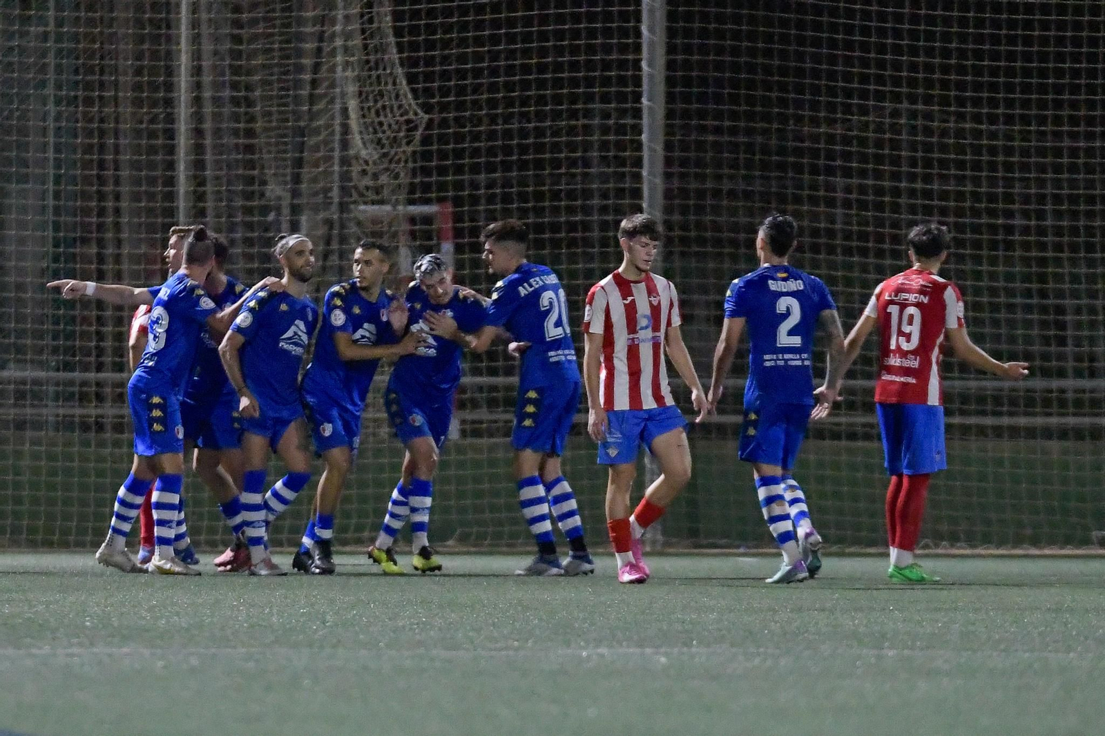 Los granadinos celebran uno de los tantos con los que lograron imponerse a los almerienses.