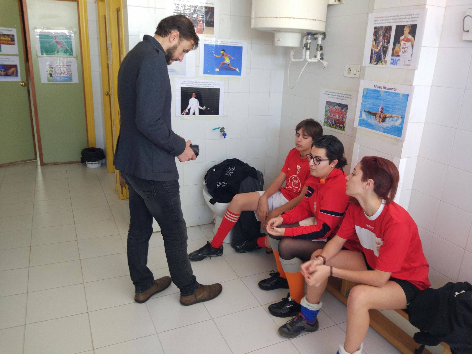 Una fotografía tomada durante el rodaje del corto, en el instituto José Luis Tejada.