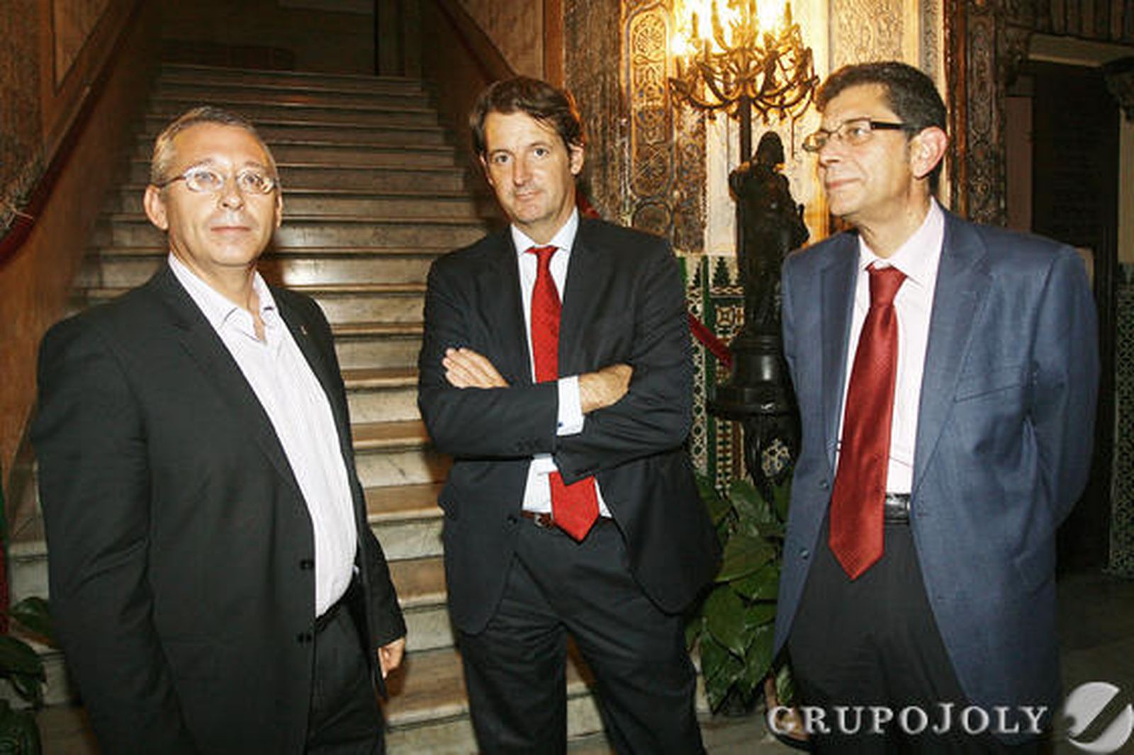 Antonio Toledo, director de zona de la ONCE, Luis Llerena, director de zona de La Caixa, y José M. Jiménez, de Cajasol.

Foto: Joaquin Pino