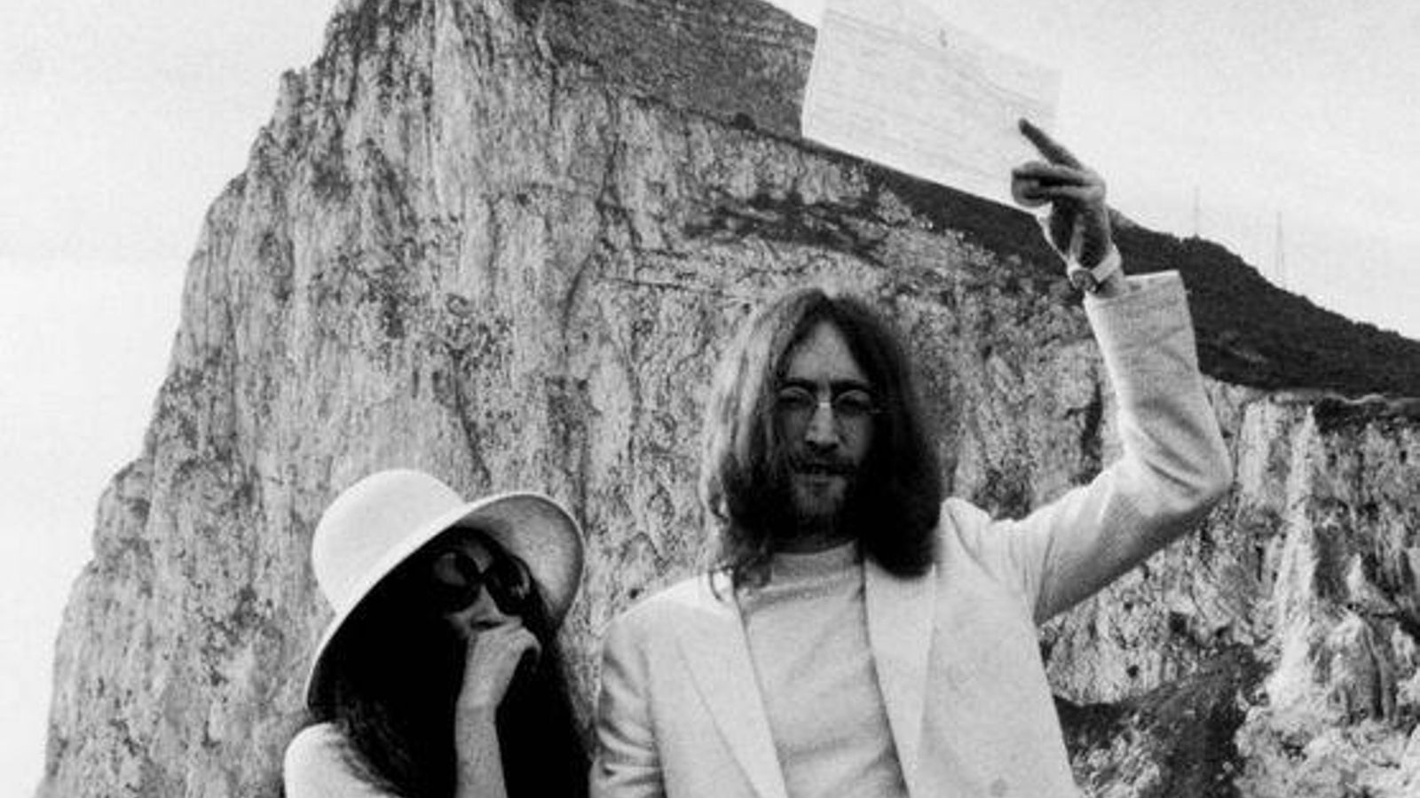 John Lennon y Yoko Ono recién casados en Gibraltar