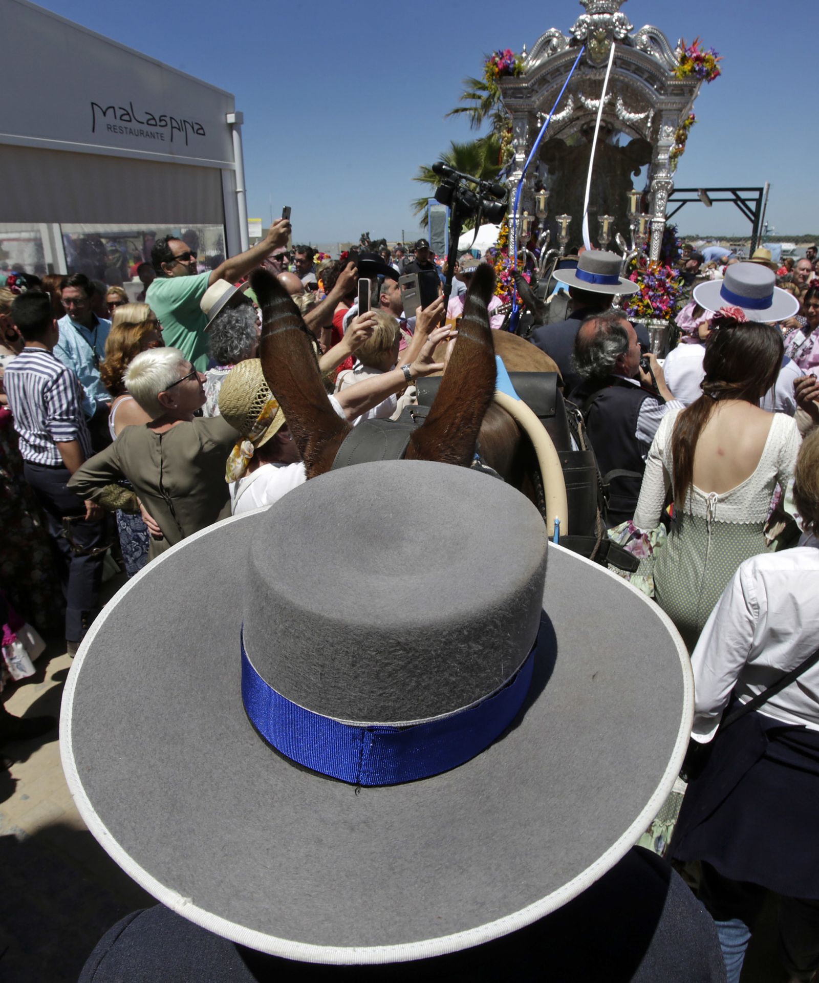 Las primeras hermandades gaditanas cruzan Bajo de Guía