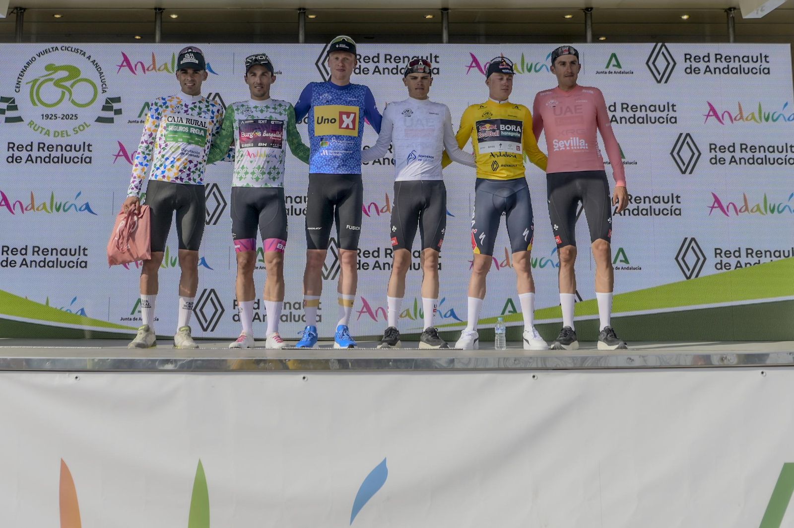 Los seis premiados de la primera etapa de la Vuelta Ciclista a Andalucía Ruta del Sol en una foto de familia.