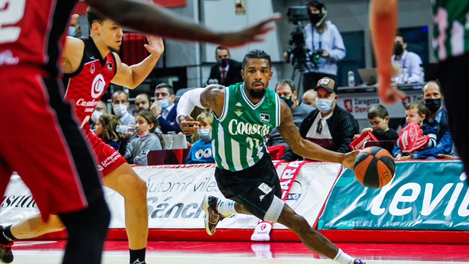 Evans supera a San Miguel y trata de entrar a canasta.