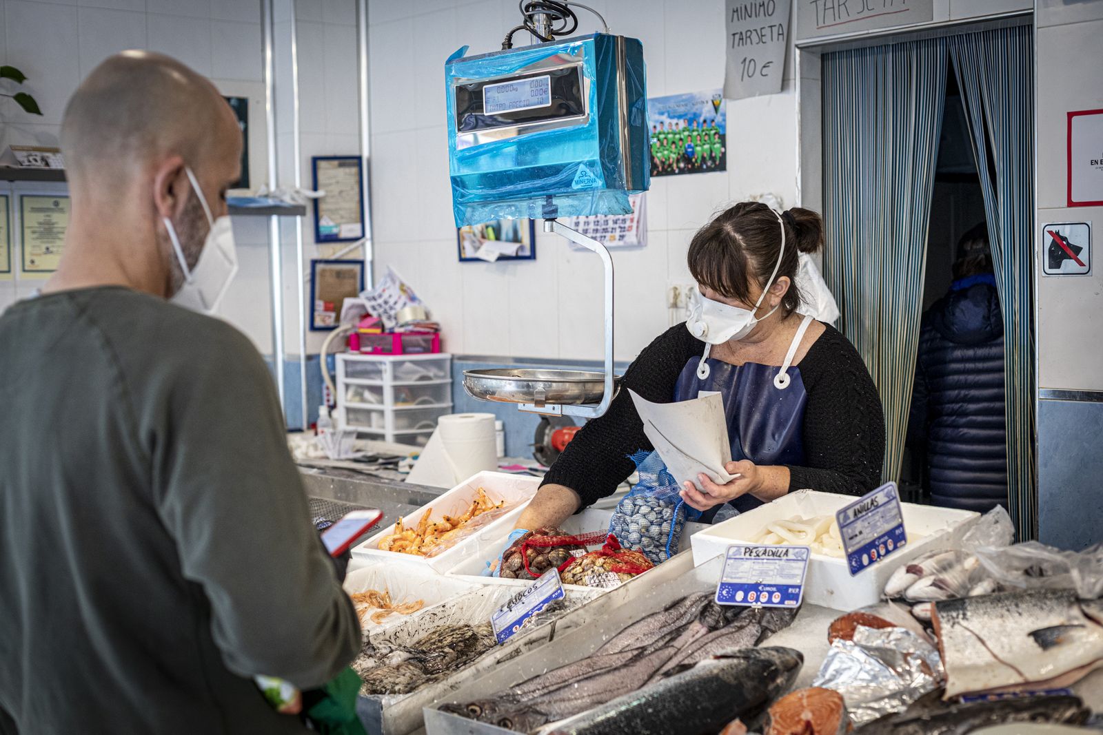 Comercios abiertos en el barrio la laguna bajo el estado de alarma