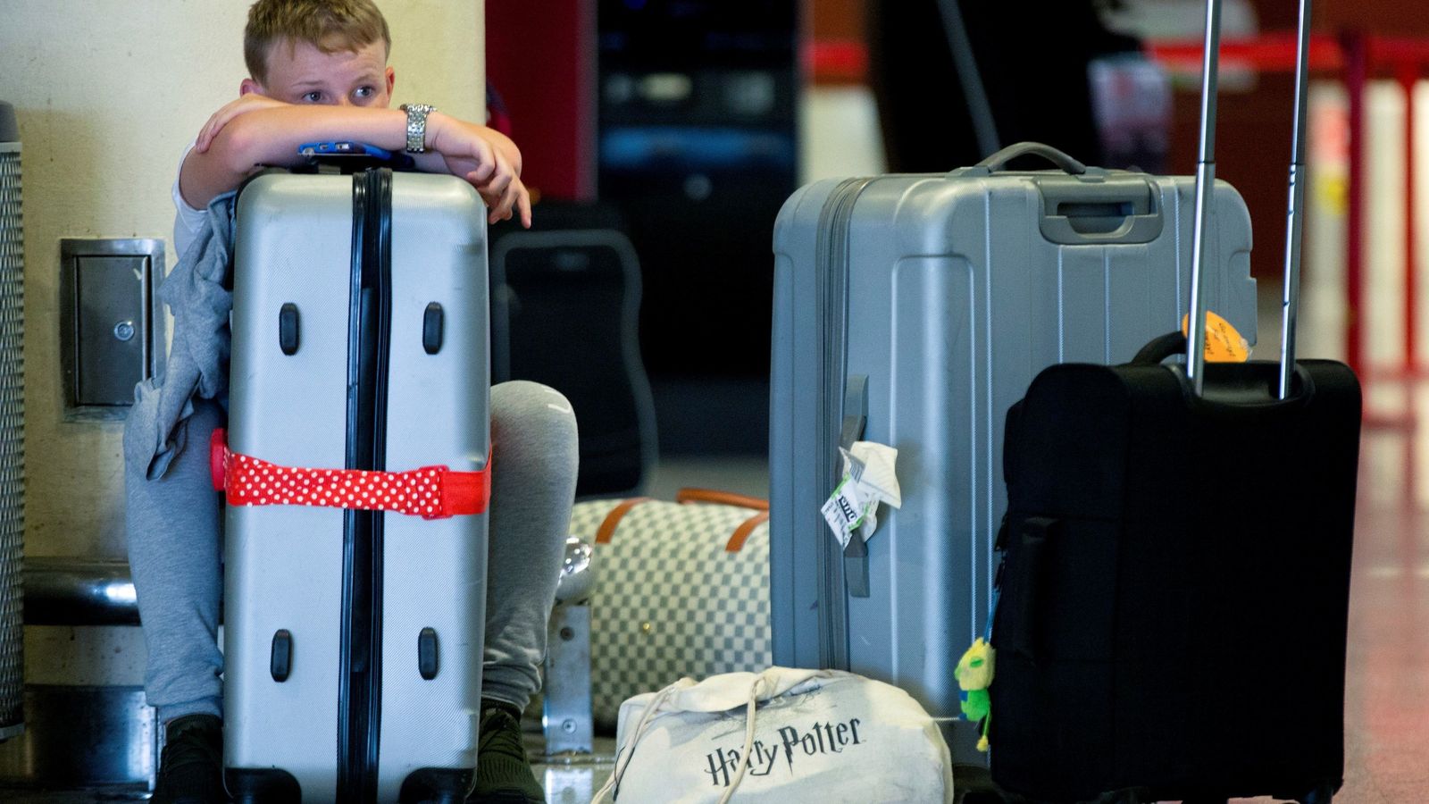 Un usuario afectado por la huelga en la Terminal 2 del aeropuerto del Prat Barcelona.