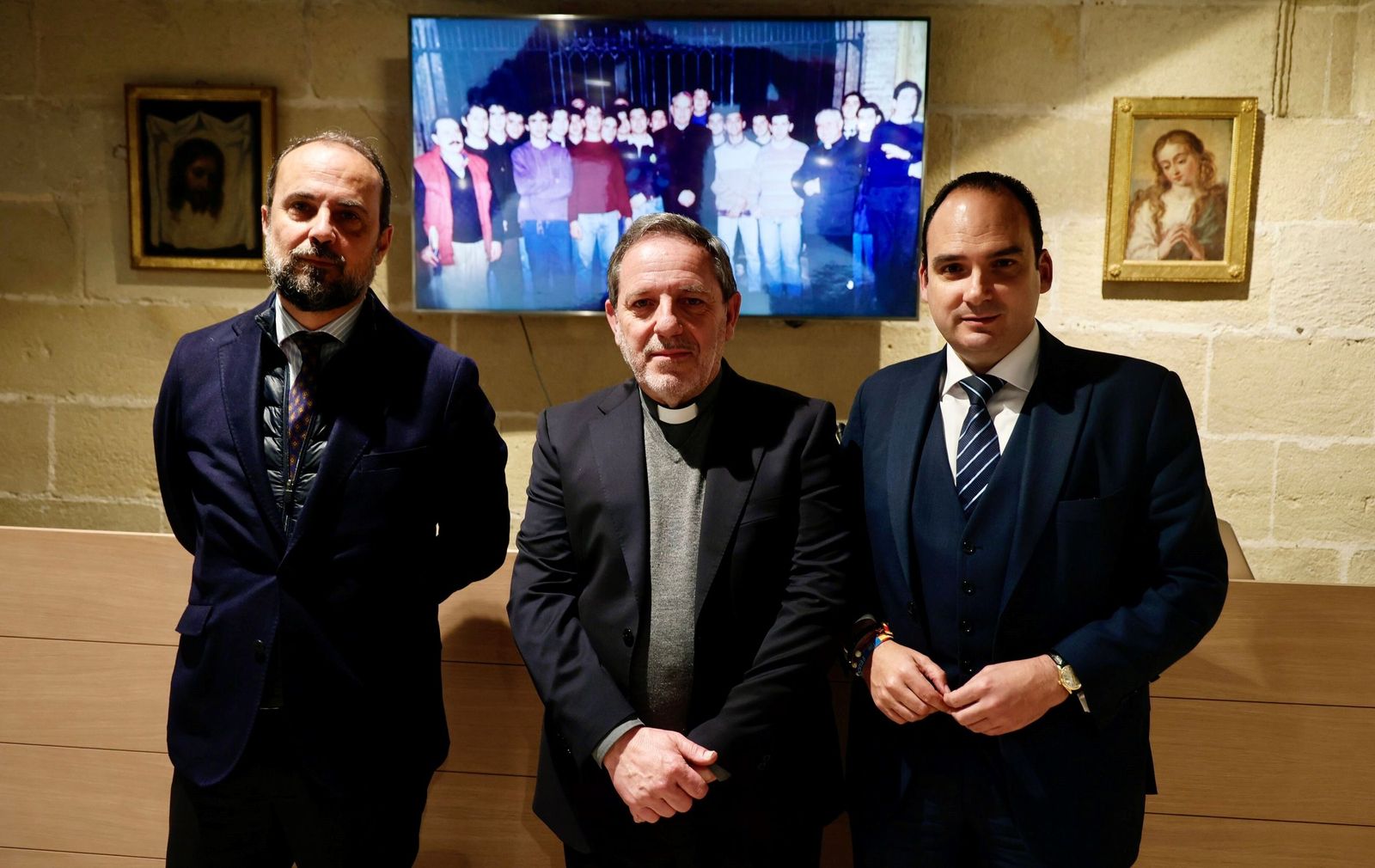 El hermano Pablo flanqueado por el hermano mayor de la Corona, Isaías Pérez; y Rafael Belmonte.