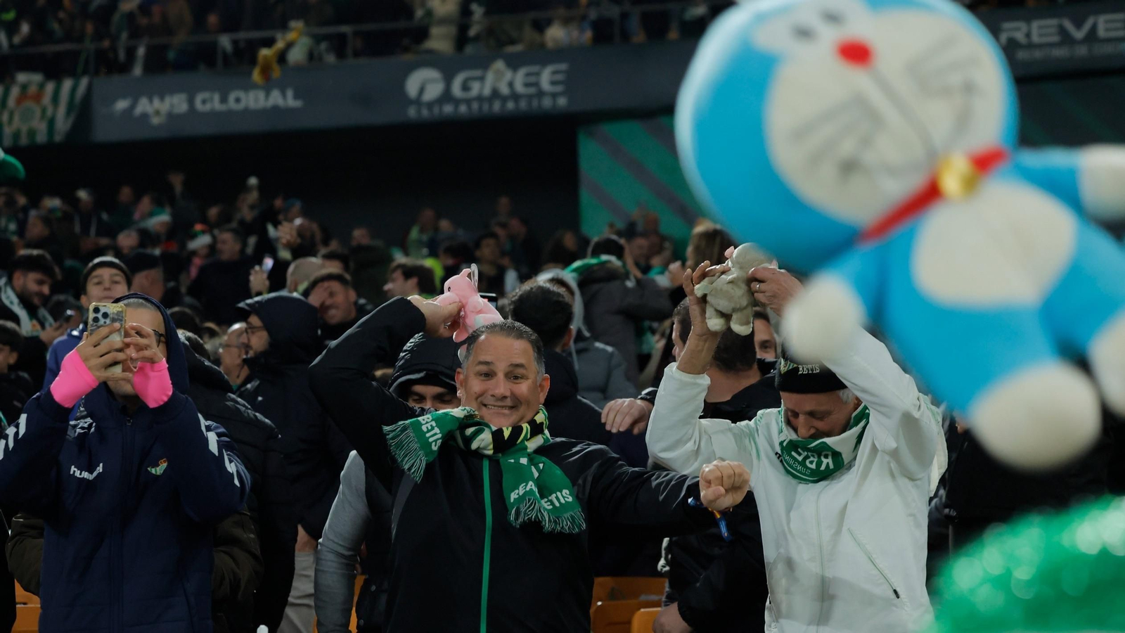 La lluvia de peluches en el Estadio de La Cartuja