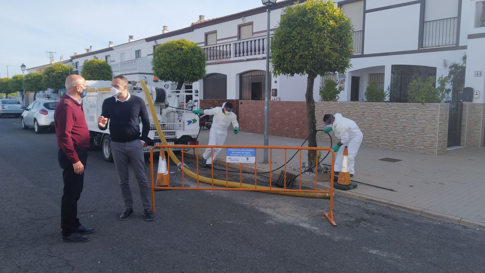 Operarios de Aqualia realizando las tareas de limpieza de las rejillas de saneamiento.