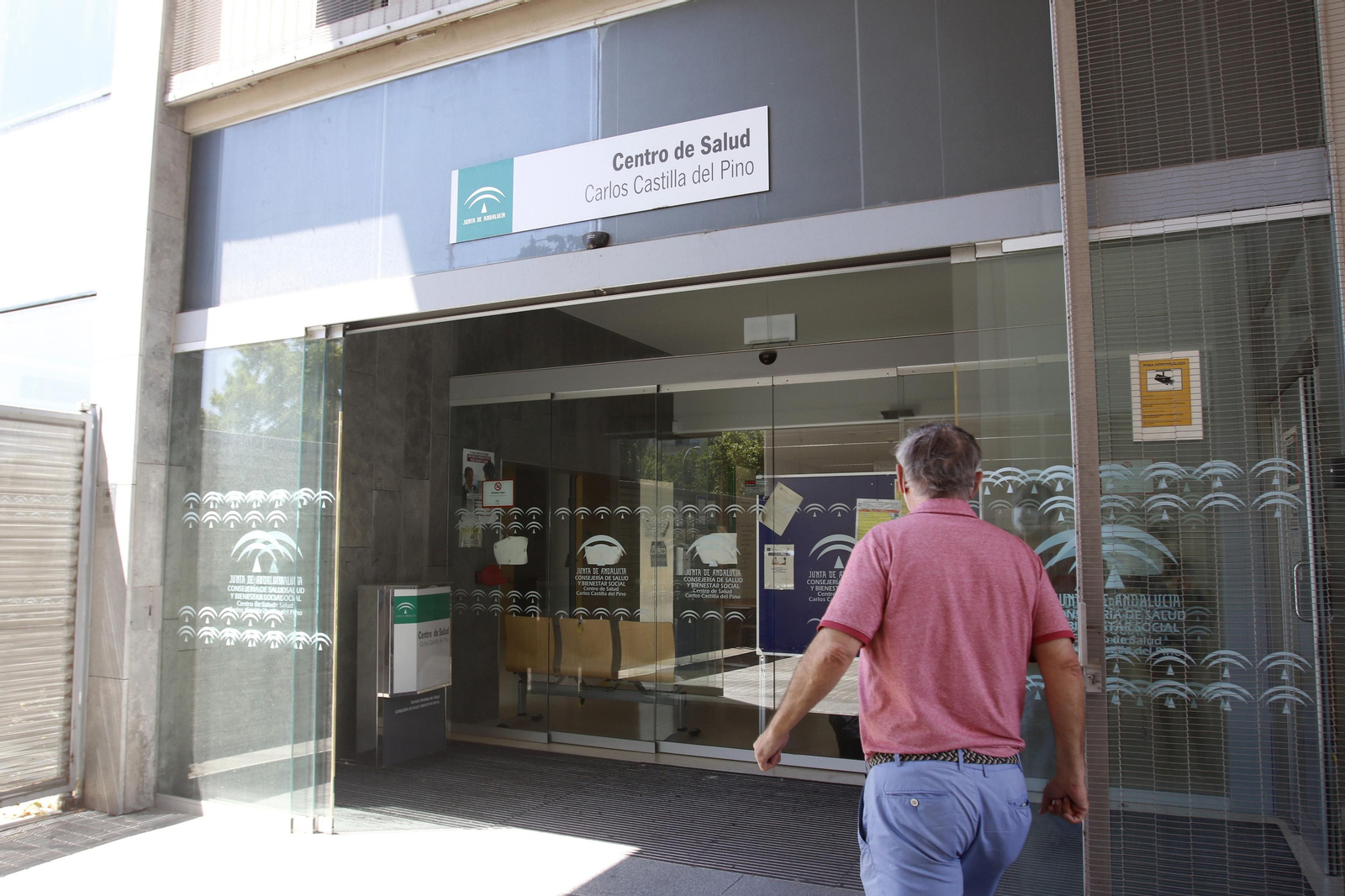 Una persona accede al centro de salud Castilla del Pino.