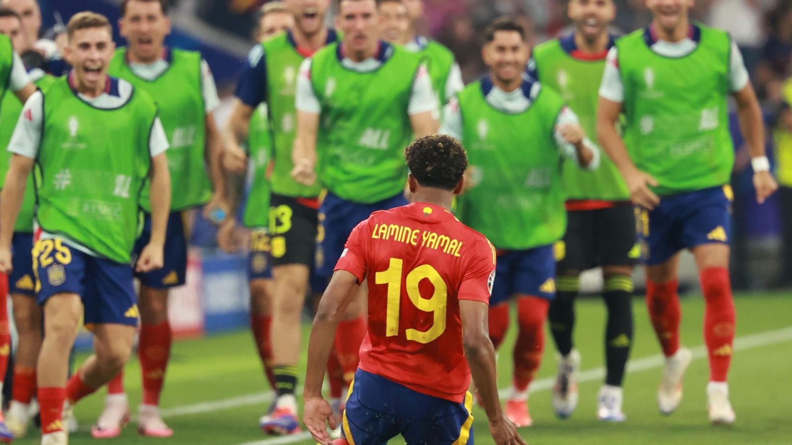 Lamine Yamal celebra su gol con los suplentes de España.