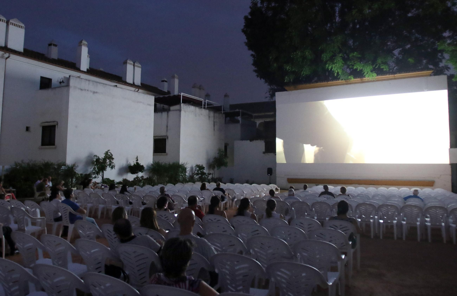 Asistentes a la proyección de una película en el cine de verano Fuenseca.
