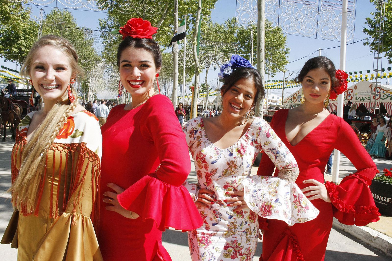 Mujeres ataviadas a la moda flamenca de este año.
