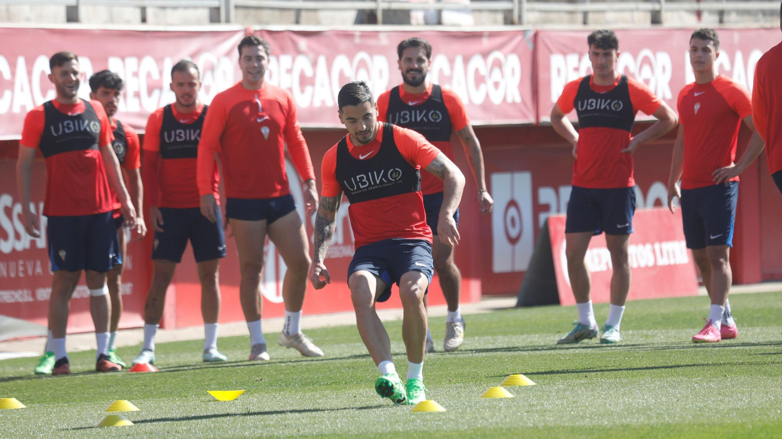 Tomás, en primer plano, y el resto de sus compañeros en un entrenamiento